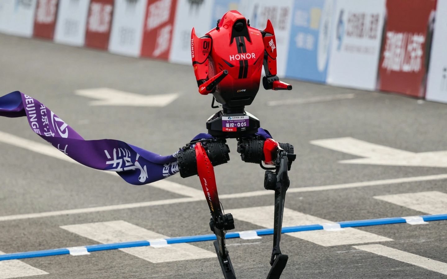 Robot hình người do Honor phát triển đạt tốc độ chạy ấn tượng trong cuộc đua bán marathon