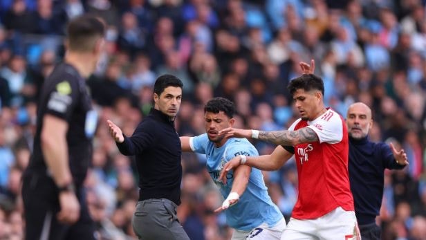 Piero Hincapie nỗ lực phòng ngự