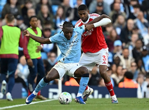 Tiền vệ cánh trái: Jeremy Doku – 7.2 điểm Sự lắt léo và tốc độ của Doku đã gây ra vô vàn khó khăn cho hàng thủ Arsenal.