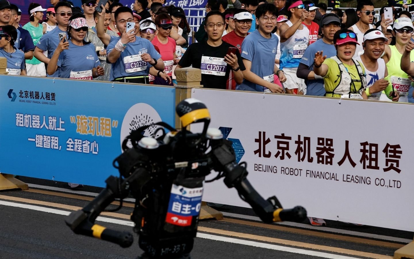 Khán giả theo dõi các mẫu robot hình người thi đấu tại Trung Quốc