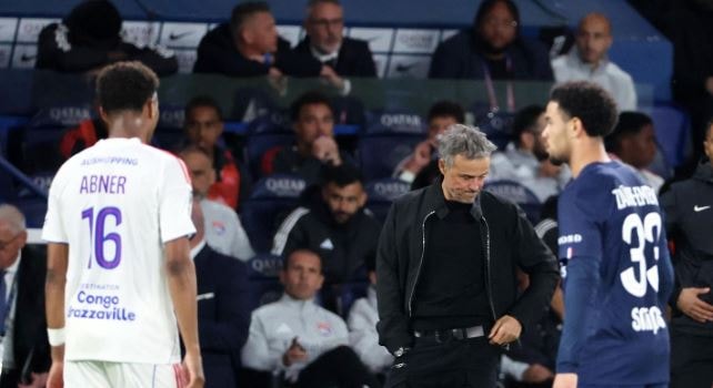 HLV Luis Enrique lộ rõ vẻ thất vọng trên băng ghế chỉ đạo