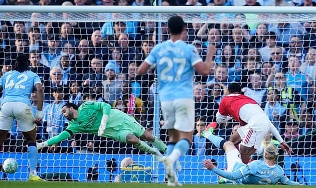 Các cầu thủ Man City ăn mừng chiến thắng quan trọng trước Arsenal.