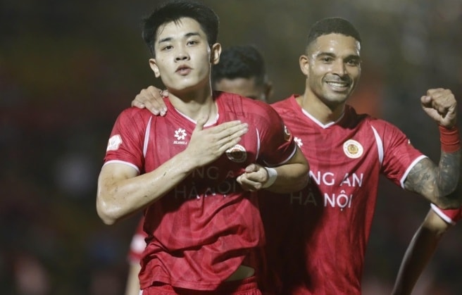 Đình Bắc tỏa sáng trong màu áo CAHN dưới sự dẫn dắt của HLV Mano Polking.