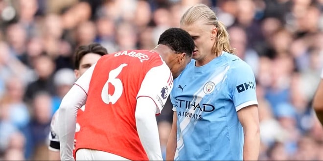 Hàng thủ Arsenal đã có ngày đáng quên tại Etihad.