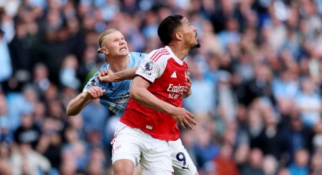 William Saliba gặp khó trước các tiền đạo Man City