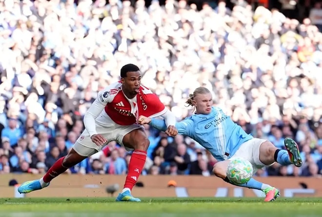 Gabriel hoàn toàn lọt thỏm trước sức mạnh của Erling Haaland.