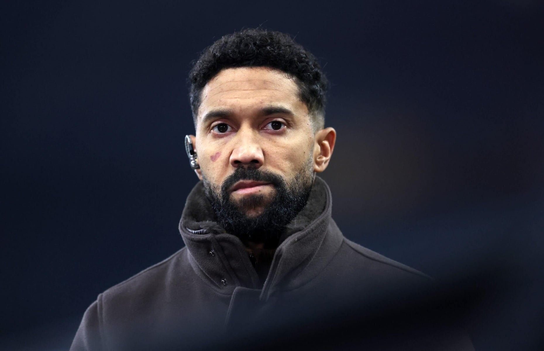 Gael Clichy quan sát buổi tập của các cầu thủ trẻ.