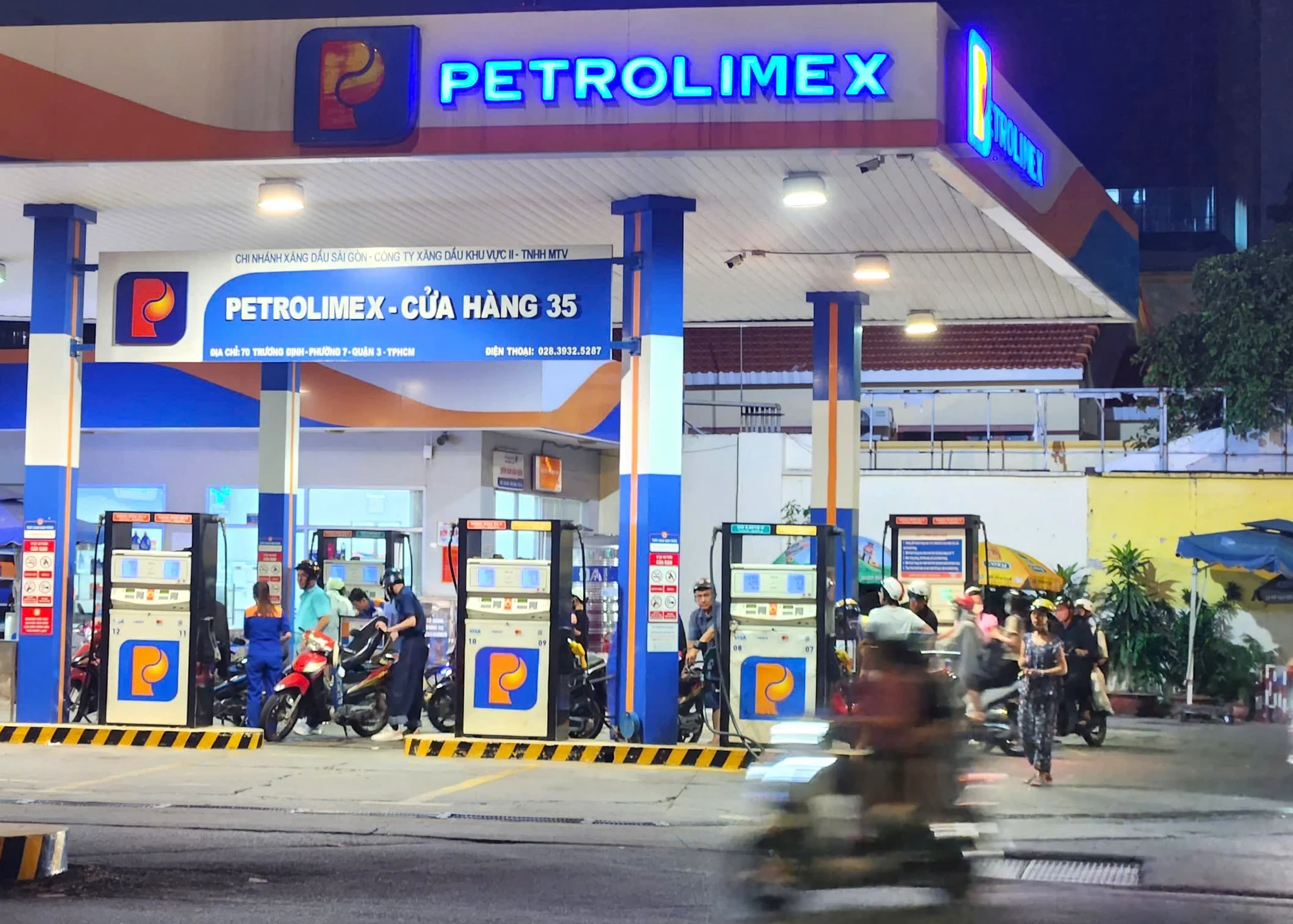 Giá xăng RON 95 giảm còn 23.040 đồng/lít