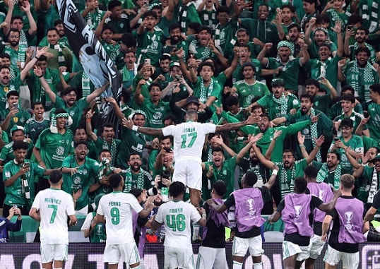 Các cầu thủ Al Ahli ăn mừng cuồng nhiệt sau bàn thắng nâng tỷ số lên 2-1.