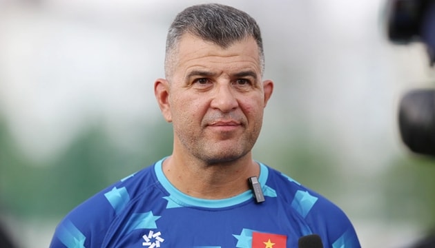 HLV Cristiano Roland cùng các học trò U17 Việt Nam ăn mừng thành tích vào bán kết.