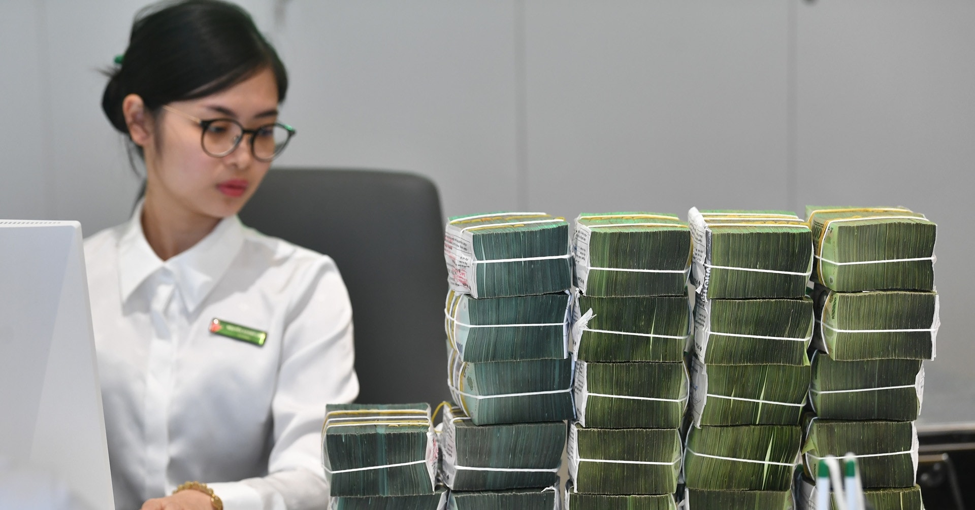 Biểu lãi suất ngân hàng đang có xu hướng đi xuống trong tháng 4 năm 2026