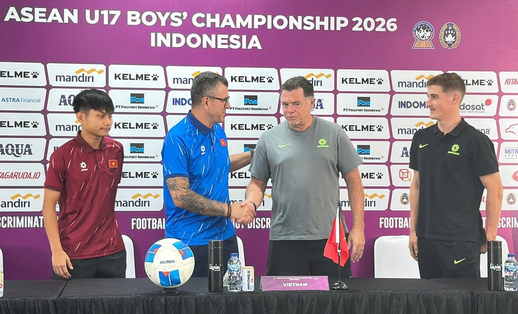 HLV Cristiano Roland bắt tay HLV Carl Veart trước trận bán kết U17 Đông Nam Á 2026