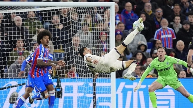 Trận derby London giữa Crystal Palace và West Ham diễn ra căng thẳng ngay từ đầu.