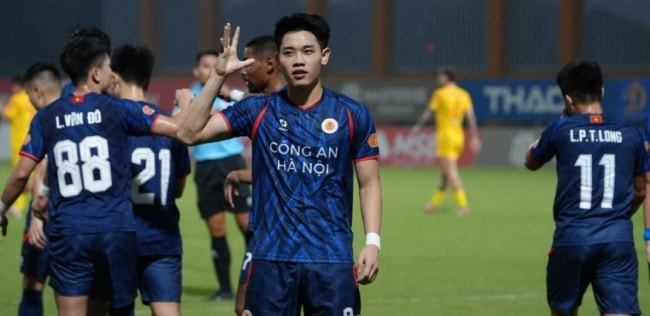 Truyền thông Thái Lan đặc biệt quan tâm đến tương lai của tiền đạo Nguyễn Đình Bắc.