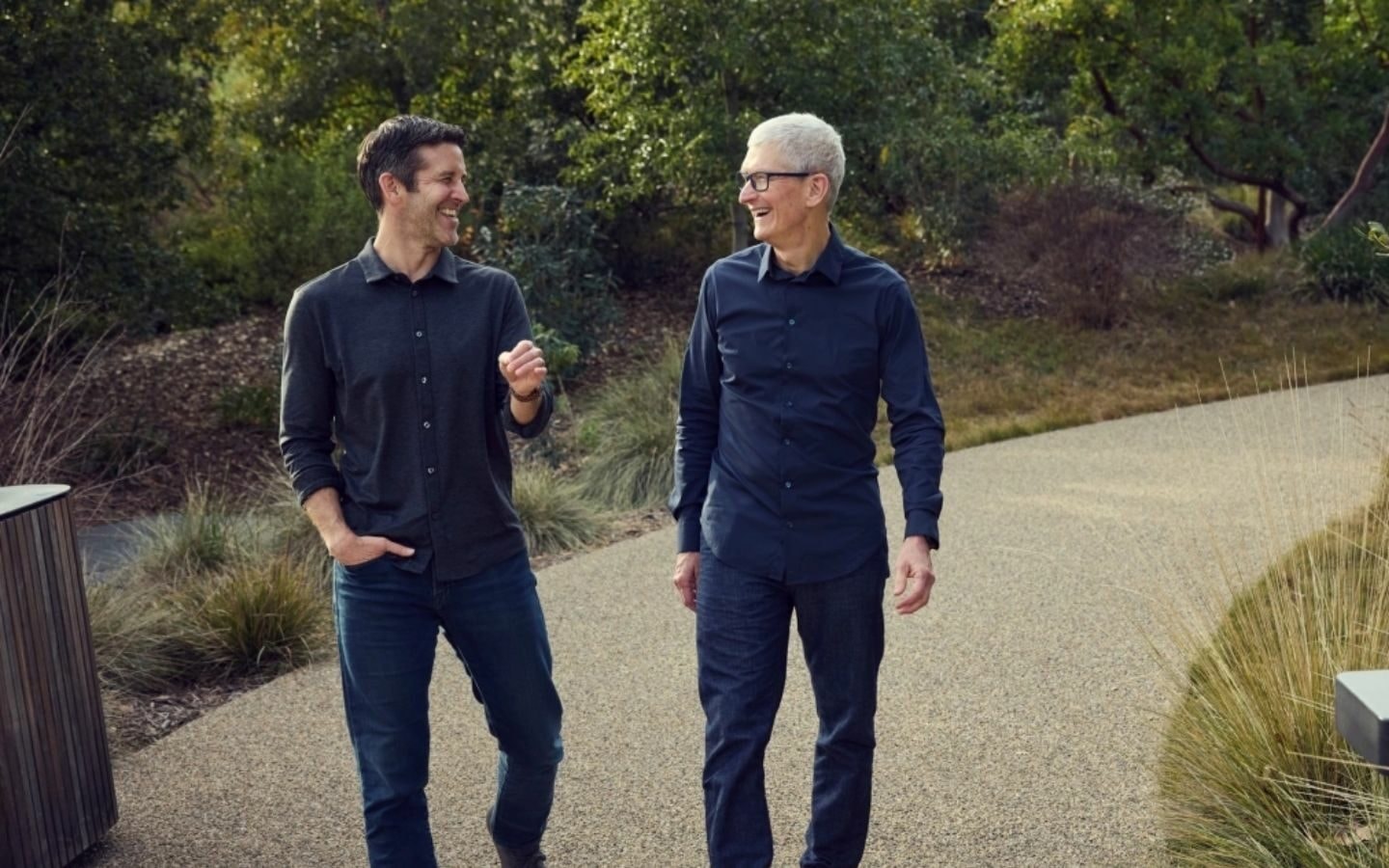 Tim Cook và John Ternus tại trụ sở Apple Park