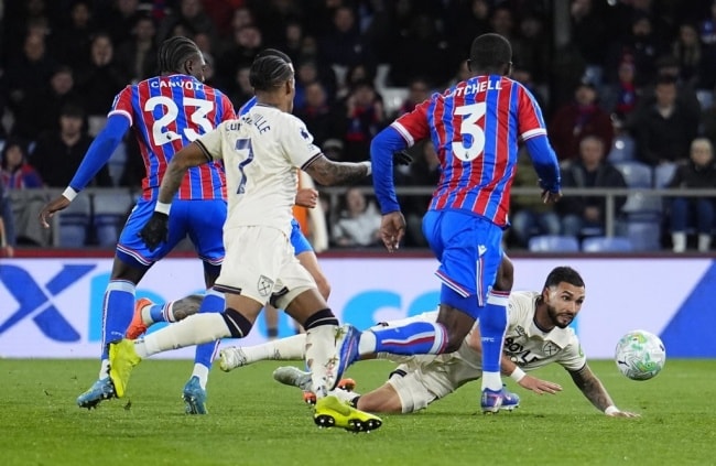 Sự xuất sắc của các thủ môn khiến hàng công hai đội hoàn toàn bế tắc.