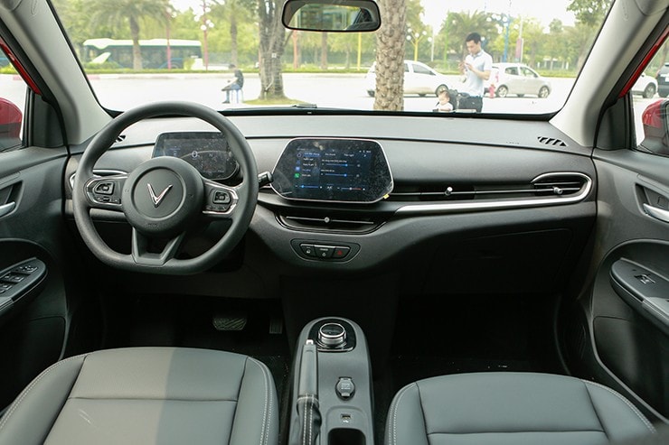 Nội thất VinFast VF 5 hướng tới sự tiện dụng với hai màn hình kỹ thuật số