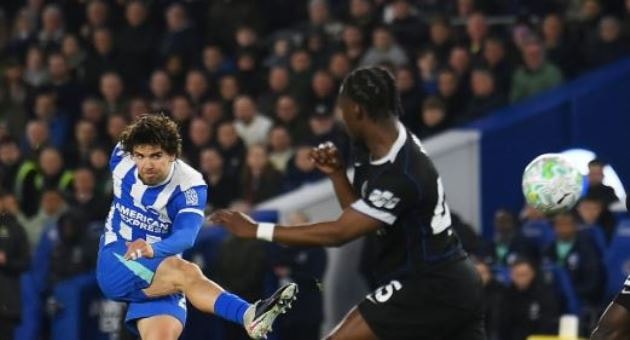 Ferdi Kadioglu ghi bàn mở tỷ số cho Brighton trong trận gặp Chelsea.