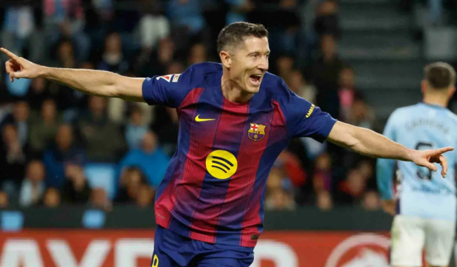 Tiền đạo Robert Lewandowski trong màu áo Barcelona đối đầu Celta Vigo.