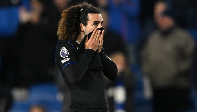 Marc Cucurella và các đồng đội tại Chelsea phơi áo trước Brighton.