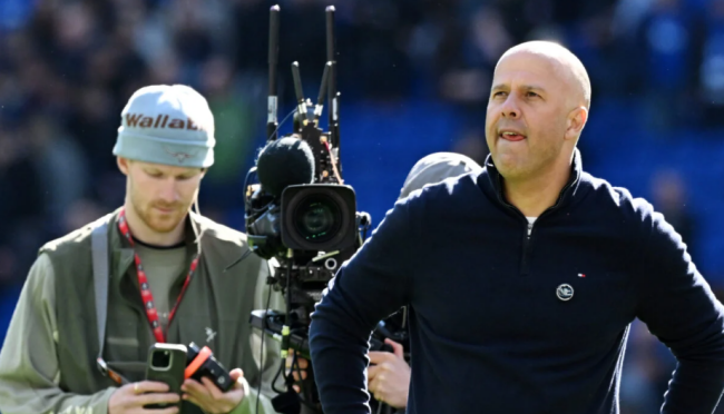 HLV Arne Slot đang đứng trước áp lực phải cải thiện lực lượng Liverpool.