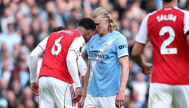 Gabriel thoát thẻ đỏ sau màn húc đầu Erling Haaland tại sân Etihad.