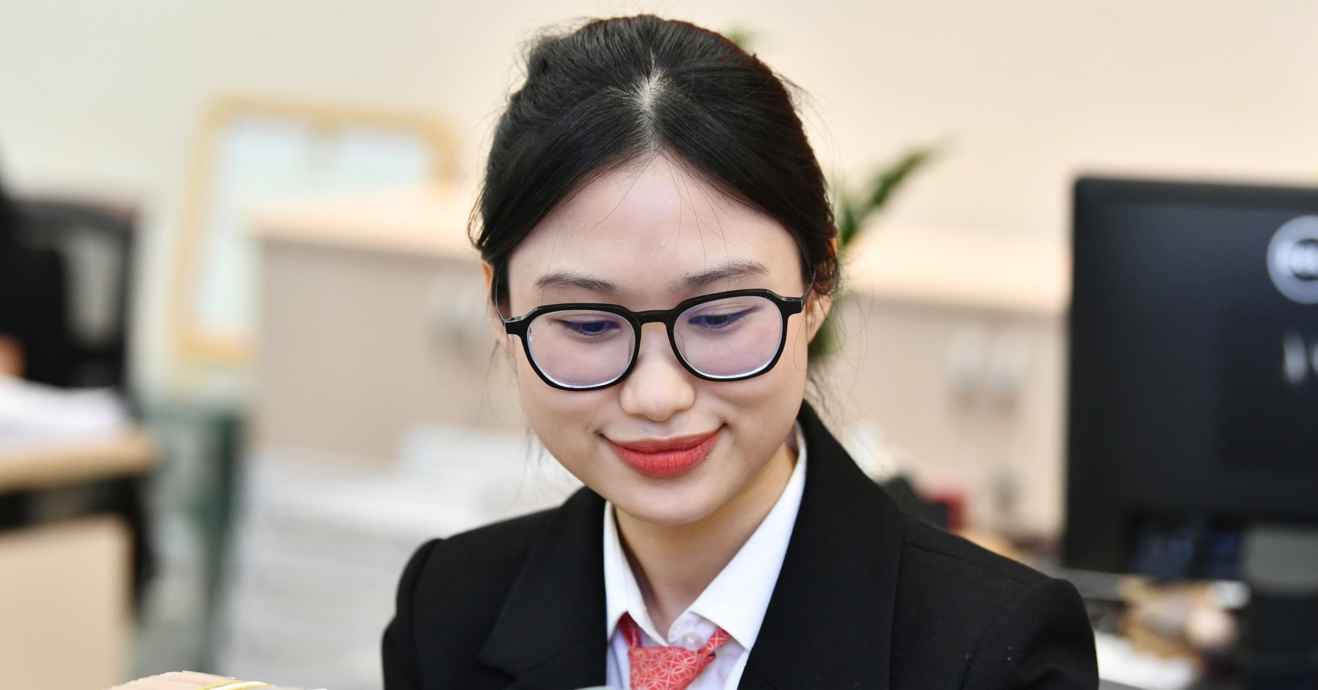 Khách hàng giao dịch tại quầy ngân hàng trong bối cảnh lãi suất biến động