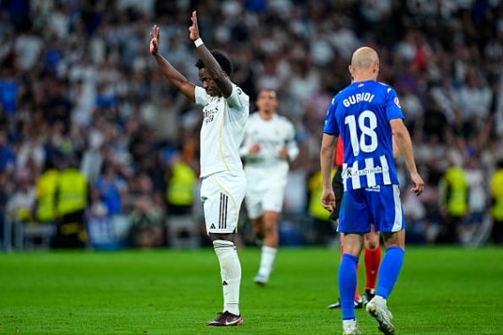 Vini có cử chỉ đẹp trước NHM.