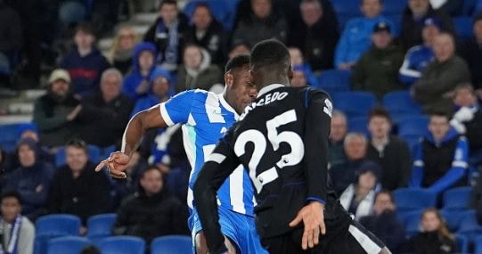 Danny Welbeck ăn mừng bàn thắng ấn định tỷ số 3-0 cho Brighton.