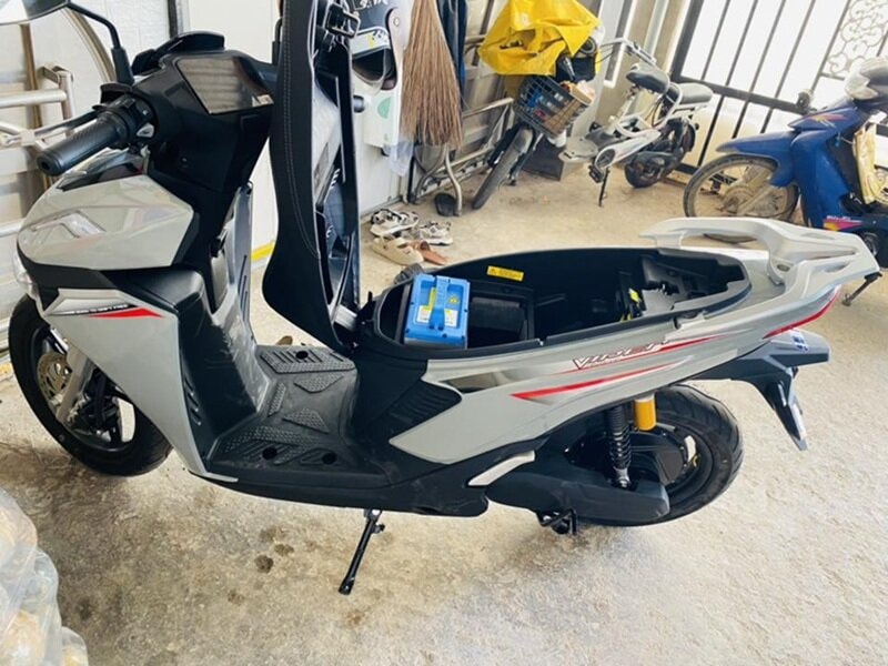 Cận cảnh khay chứa 2 pin trong cốp xe VinFast Viper