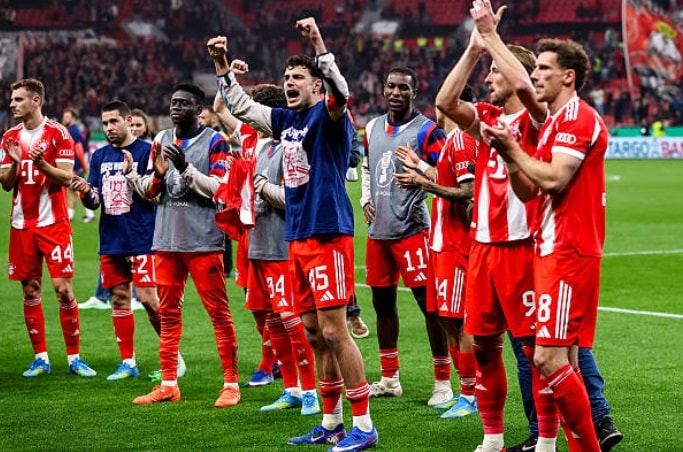 Bayern Munich ăn mừng chiến thắng trước Leverkusen.