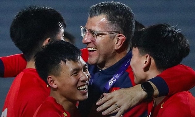 Thầy trò ông Cristiano Roland thể hiện bản lĩnh tập thể.