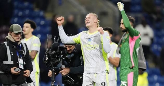 Các cầu thủ Man City ăn mừng chiến thắng quan trọng để vươn lên vị trí số 1 Ngoại hạng Anh.