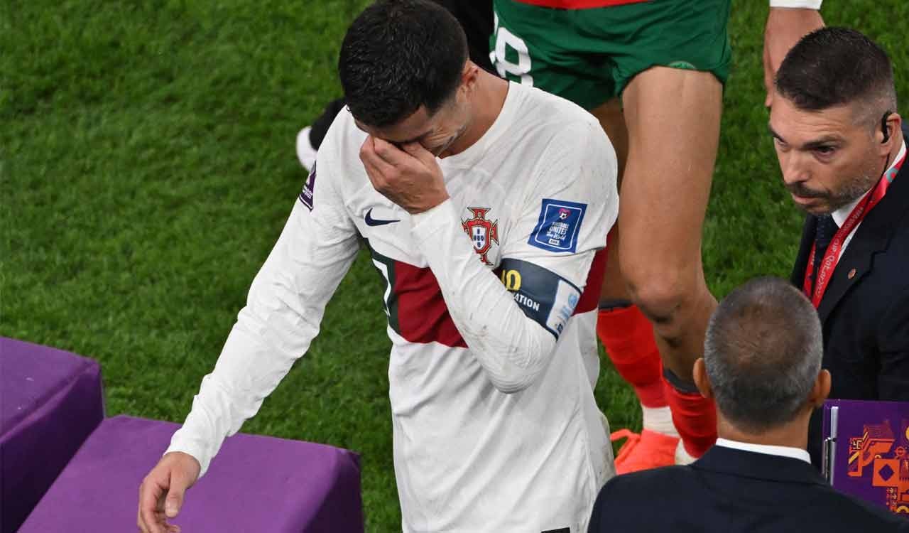 Cristiano Ronaldo lầm lũi rời sân sau thất bại của Bồ Đào Nha.
