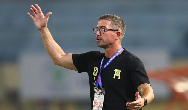 HLV Harry Kewell trên sân tập của CLB Hà Nội.