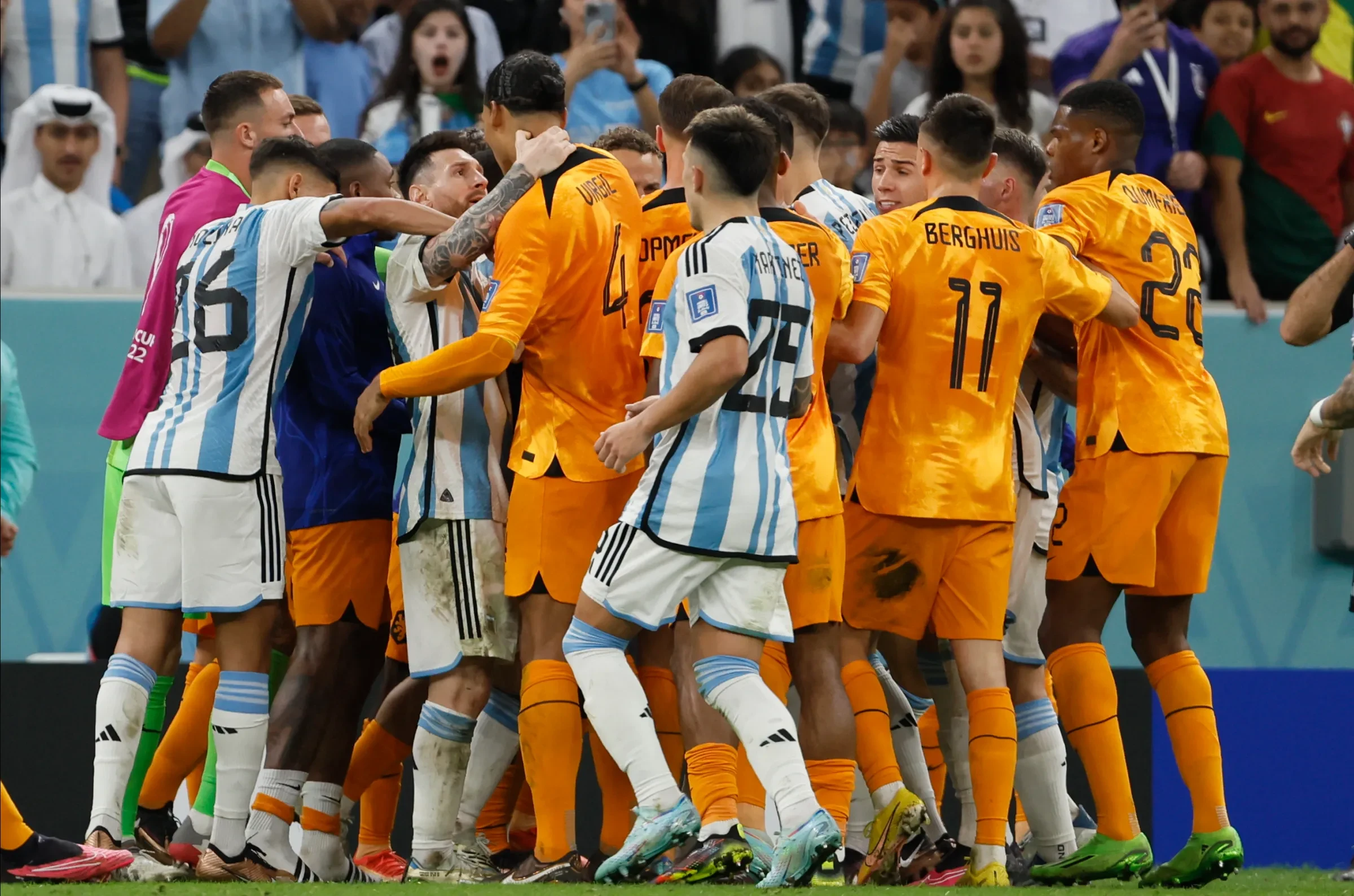 Sự căng thẳng tột độ trong trận đấu giữa Argentina và Hà Lan.