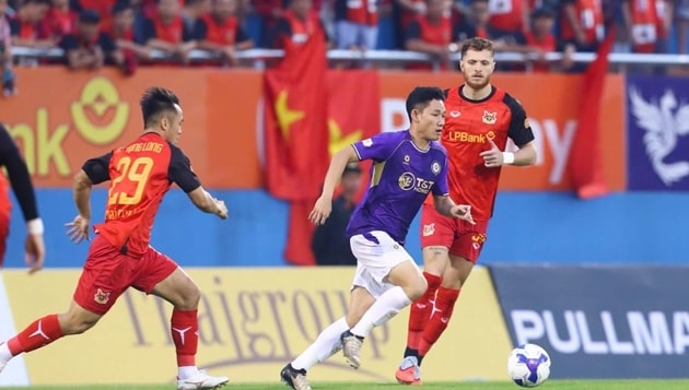 Hà Nội FC ăn mừng chiến thắng nghẹt thở trước Ninh Bình ngay trên sân khách.