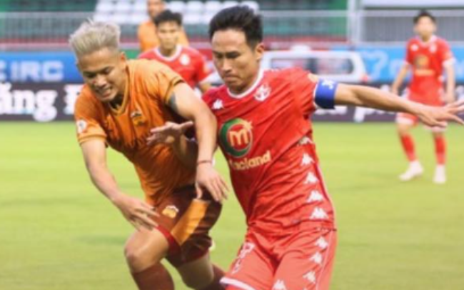 Cầu thủ hai đội tranh chấp quyết liệt trong trận đấu tại sân Pleiku.