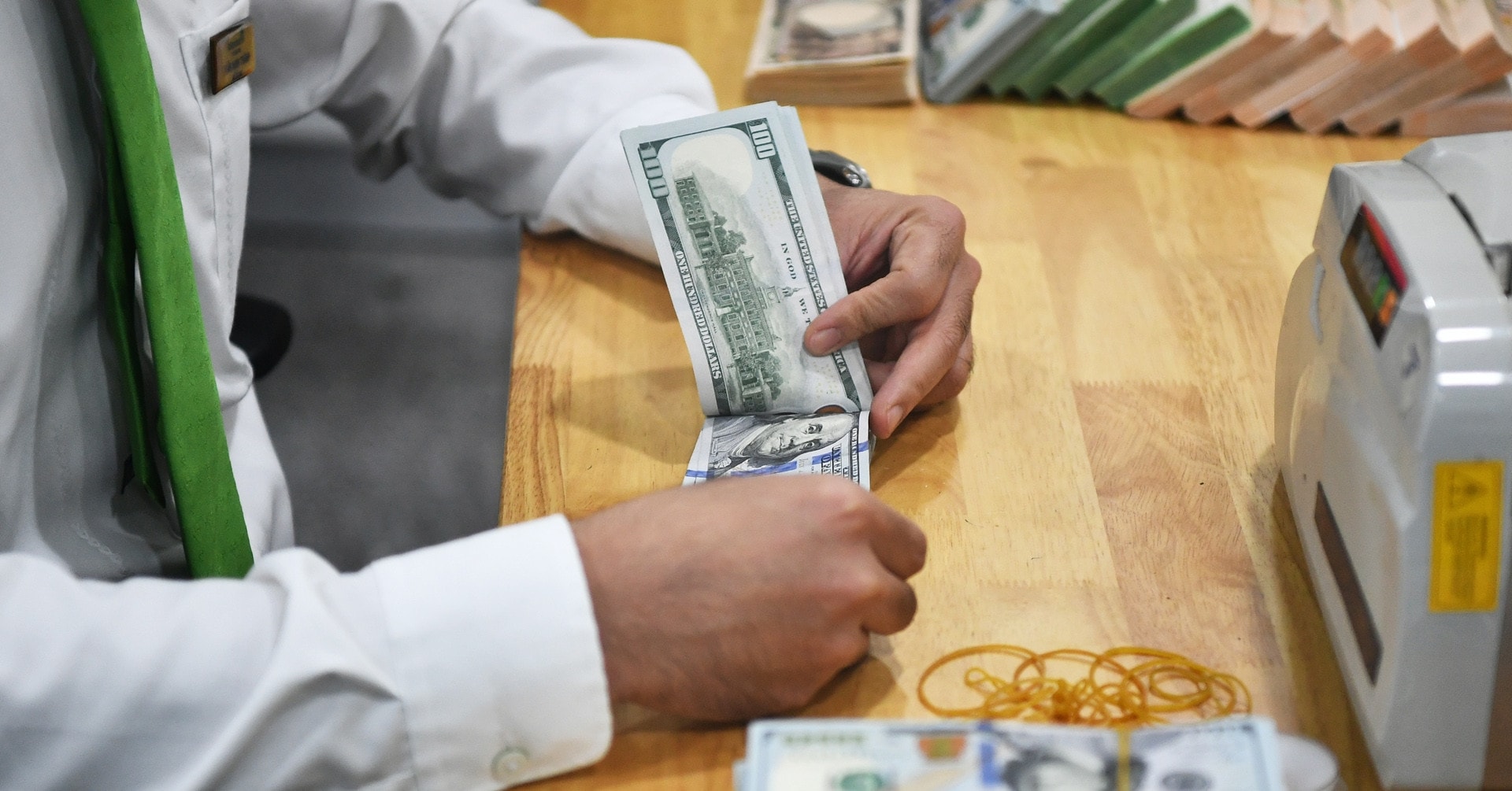 Lãi suất ngân hàng tiếp tục xu hướng giảm mạnh trước kỳ nghỉ lễ Giỗ Tổ.