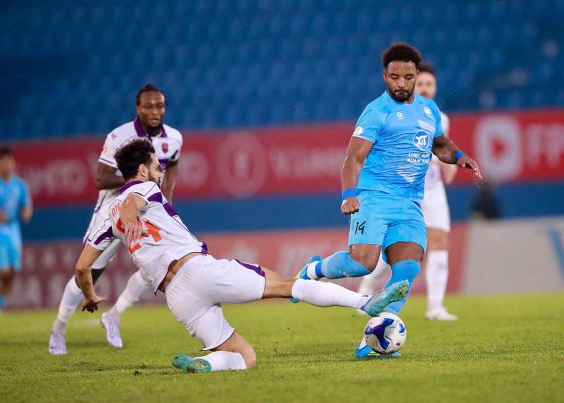 Xuân Son có ngày thi đấu kém duyên trong trận gặp Becamex TPHCM.