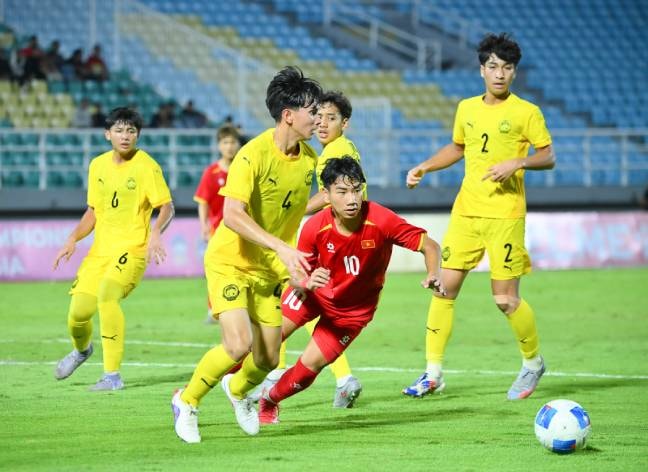 U17 Việt Nam ăn mừng chức vô địch Đông Nam Á sau khi đánh bại Malaysia 3-0.