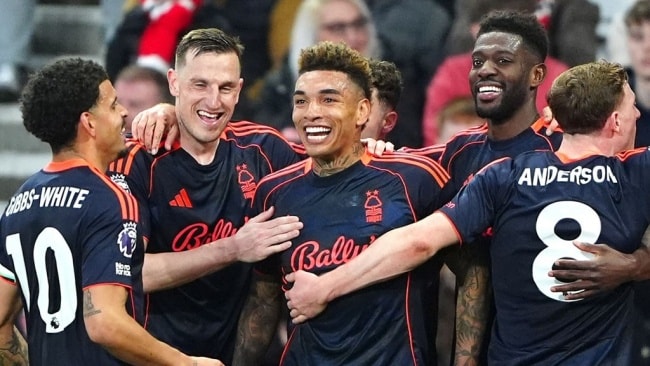 Nottingham vùi dập Sunderland 5-0.