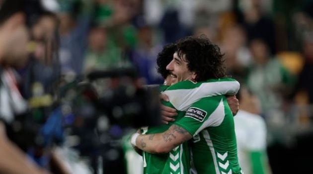 Hector Bellerin ăn mừng bàn gỡ hòa quý giá cho Real Betis ở phút bù giờ