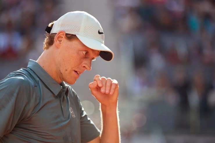 Jannik Sinner bày tỏ sự tiếc nuối khi Carlos Alcaraz không thể tham dự Roland Garros 2026