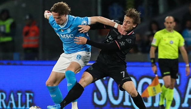 Các cầu thủ Napoli ăn mừng chiến thắng áp đảo trước Cremonese tại Serie A.