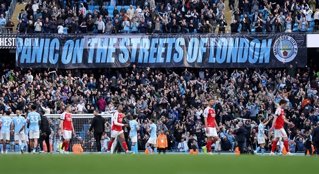 Khung cảnh náo nhiệt nhưng đầy lo âu tại khu vực Bắc London trước những trận đấu then chốt của Arsenal và Tottenham