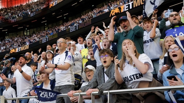 Cổ động viên Tottenham lo lắng trước viễn cảnh đội bóng phải xuống chơi tại Championship mùa tới