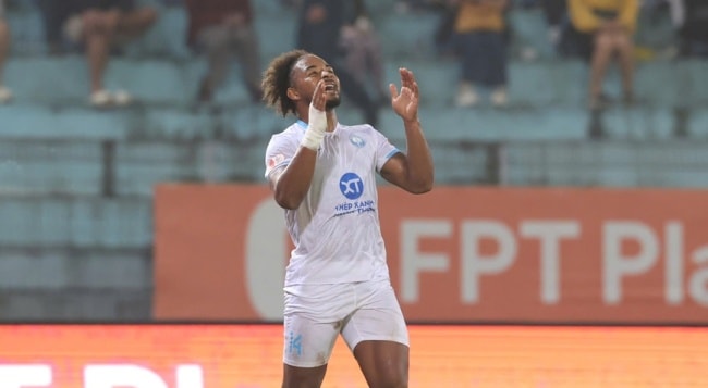 Xuân Son đang có phong độ trái ngược giữa các đấu trường.