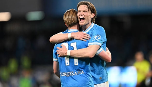 Scott McTominay và Kevin De Bruyne ăn mừng bàn thắng trong trận gặp Cremonese.