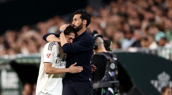 HLV Alvaro Arbeloa đứng trước áp lực lớn sau những kết quả không tốt gần đây.